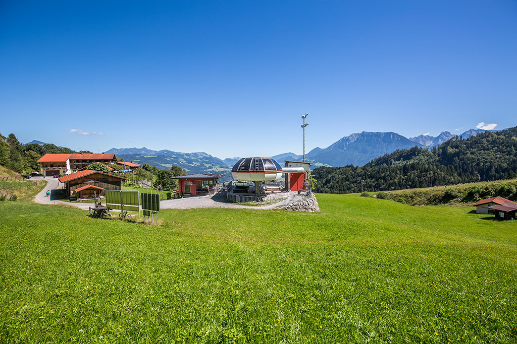 Bergstation Hocheck Bergbahn mit Blick ins Kaisergebirge